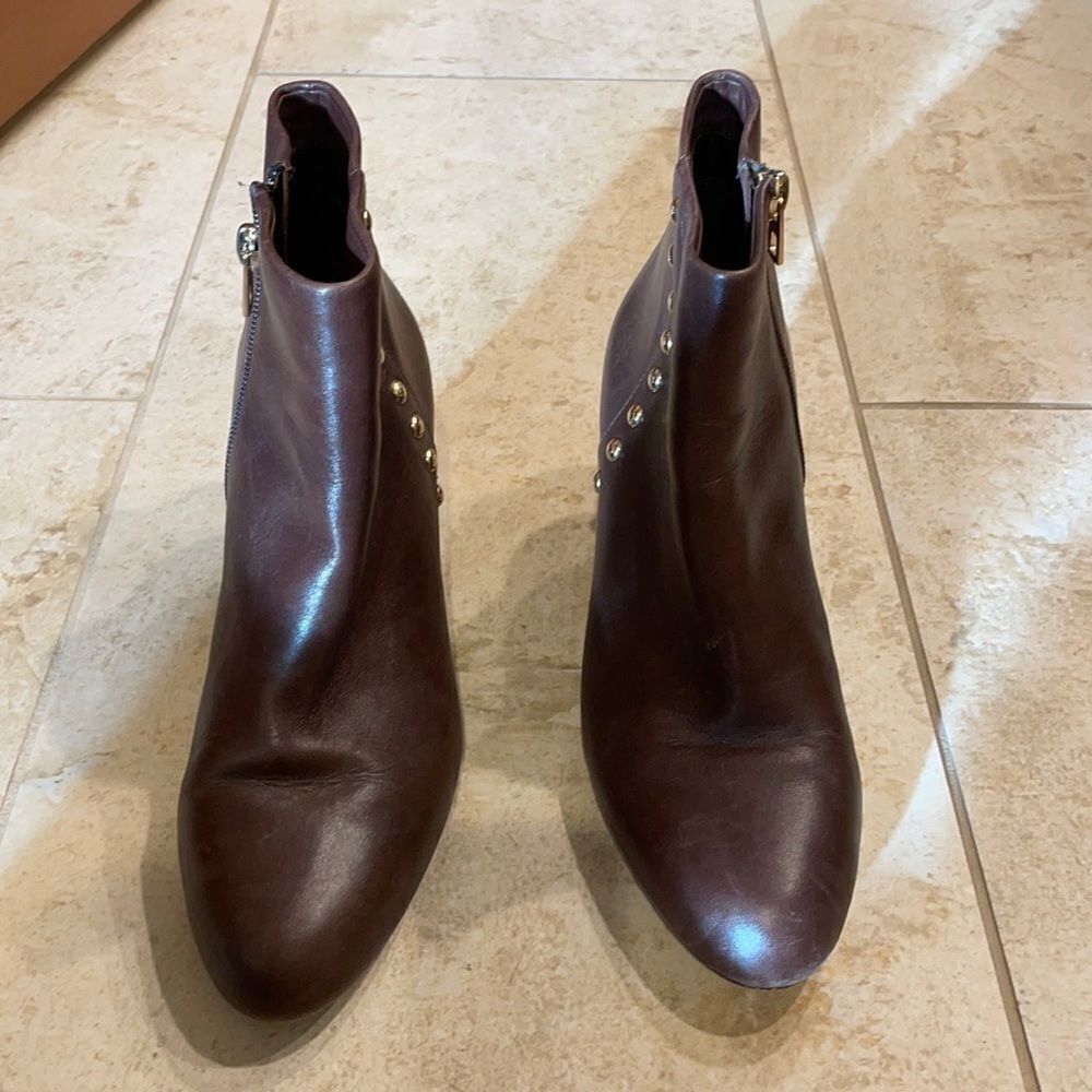 𝅺coach brown leather with gold studs booties